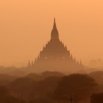 Bagan-sunrise-and-big-temple