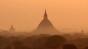 Bagan-sunrise-and-big-temple
